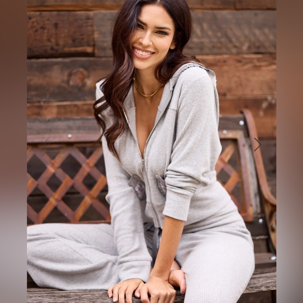 SOLD Beach Bunny Grey S Hoodie, XS Booty Pant - NWT.  Fits M - Picture 3 of 15